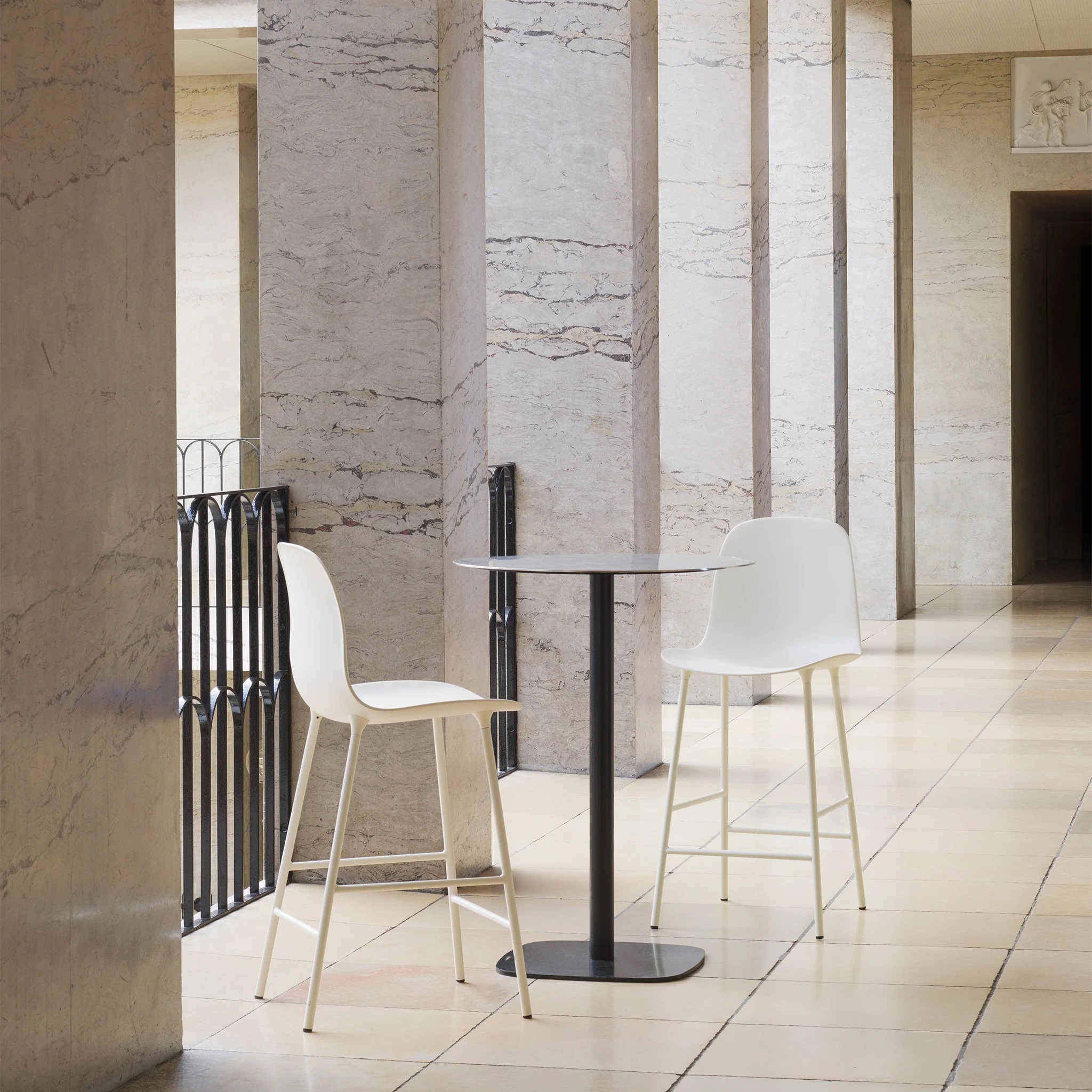 FORM CAFÉ TABLE STEEL Round